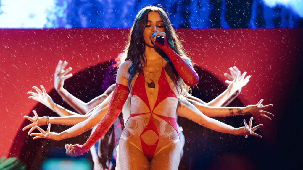 Ilusão de ótica e tule nude: saiba como foi feito o maiô ultracavado de Anitta na turnê